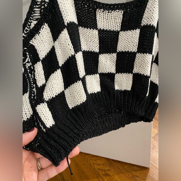 Checkered black and white knit crop top - Picture 4 of 4